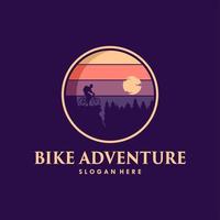 design de logotipo de estrada de montanha de bicicleta de aventura vetor