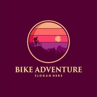 design de logotipo de estrada de montanha de bicicleta de aventura vetor