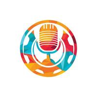 modelo de design de logotipo de vetor de podcast de engrenagem. roda dentada e design de ícone de microfone.