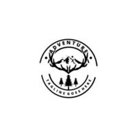 logotipo da montanha de veado com montanha em chifres de veado. logotipo da comunidade de aventura, logotipo da empresa de vestuário ao ar livre, crachá, design de adesivo vetor