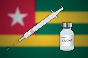 seringa e frasco de vacina sobre fundo desfocado com bandeira do togo, vetor