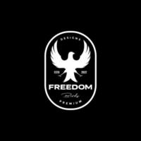 crachá vintage com design de logotipo de pássaro de mosca de liberdade vetor