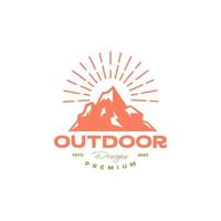 design de logotipo vintage de pico de montanha sunburst vetor