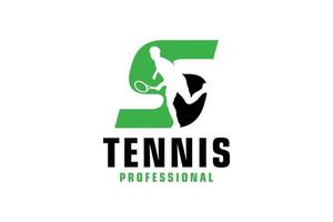 letra s com design de logotipo de silhueta de jogador de tênis. elementos de modelo de design vetorial para equipe esportiva ou identidade corporativa. vetor