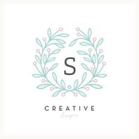 letra de logotipo floral de luxo s para negócios de cosméticos de beleza, convite de casamento, boutique e outras empresas vetor
