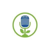 design de logotipo de vetor de ecologia de natureza folha de podcast. logotipo do talk show de podcast com microfone e folhas.