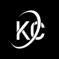 logotipo k. projeto k. letra kc branca. design de logotipo de letra kc. letra inicial kc vinculado ao logotipo do monograma em maiúsculas do círculo. vetor