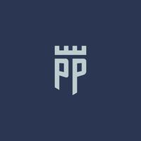 monograma de logotipo pp com castelo fortaleza e design de estilo escudo vetor