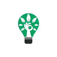 árvore de mão verde criativa e design de logotipo de bulbo. logotipo de produtos naturais. ícone de cosméticos. logotipo do spa. salão de beleza ou logotipo de ioga. vetor