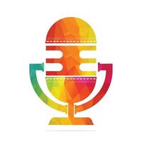 logotipo de podcast de críquete em forma de troféu. design de conceito de logotipo de microfone e bola de críquete. vetor