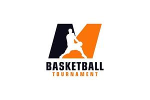 letra m com design de logotipo de basquete. elementos de modelo de design vetorial para equipe esportiva ou identidade corporativa. vetor