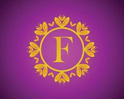 alfabeto f design de logotipo de luxo com gradação de cor dourada e círculo de folha de ouro adequado para banho, hotel, beleza e higiene. contra um fundo de veludo violeta. vetor