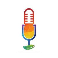 design de logotipo de vetor de ecologia de natureza de folha de bebida de podcast. beba o logotipo do talk show de podcast com microfone e folhas.