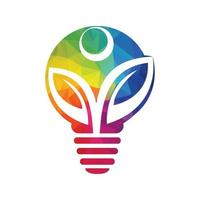 lâmpada de bulbo humano orgânico e vetor de logotipo de folha. design de modelo de logotipo de bulbo de crescimento humano.