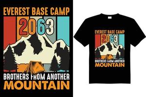 design de camiseta do acampamento base da montanha 2 2062 vetor