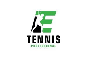 letra e com design de logotipo de silhueta de jogador de tênis. elementos de modelo de design vetorial para equipe esportiva ou identidade corporativa. vetor