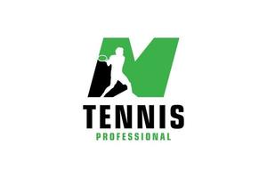 letra m com design de logotipo de silhueta de jogador de tênis. elementos de modelo de design vetorial para equipe esportiva ou identidade corporativa. vetor