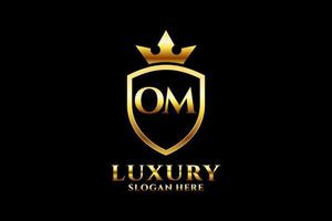 inicial om elegante logotipo de monograma de luxo ou modelo de crachá com pergaminhos e coroa real - perfeito para projetos de marca luxuosos vetor