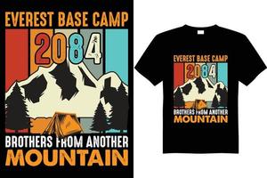 design de camiseta do acampamento base da montanha 2084 vetor