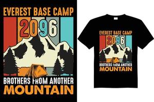 design de camiseta do acampamento base da montanha 2096 vetor