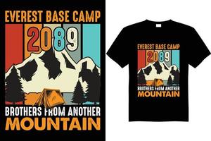 design de camiseta do acampamento base da montanha 2089 vetor