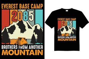 design de camiseta do acampamento base da montanha 2085 vetor