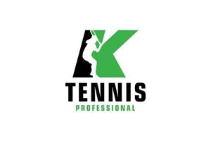 letra k com design de logotipo de silhueta de jogador de tênis. elementos de modelo de design vetorial para equipe esportiva ou identidade corporativa. vetor