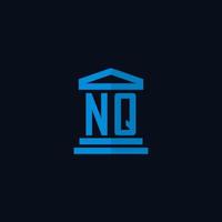 nq monograma de logotipo inicial com vetor de design de ícone de construção de tribunal simples