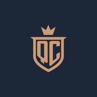 logotipo inicial do monograma qc com estilo de escudo e coroa vetor