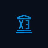 xe monograma de logotipo inicial com vetor de design de ícone de construção de tribunal simples