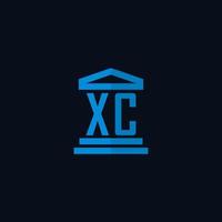 xc monograma de logotipo inicial com vetor de design de ícone de construção de tribunal simples