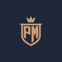 logotipo inicial do monograma pm com estilo de escudo e coroa vetor