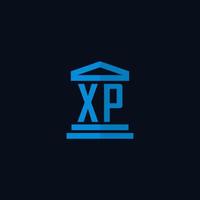 xp monograma de logotipo inicial com vetor de design de ícone de construção de tribunal simples