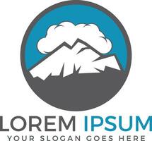 picos de alta montanha em um design de logotipo de céu de nuvem. paisagem de montanha no logotipo redondo. vetor