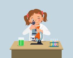 cientista de menina bonitinha olhando através do microscópio fazendo pesquisa com fluido químico em experimento de projeto de ciências em laboratório vetor