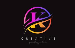 logotipo criativo da letra k com cores laranja roxas e vetor de design de corte circular swoosh