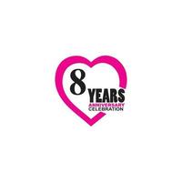 logotipo simples de comemoração de 8 anos com design de coração vetor