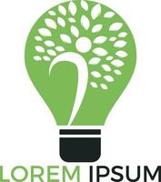 lâmpada de lâmpada e design de logotipo de árvore de pessoas. design de logotipo de saúde e cuidados humanos. símbolo de inovação de ideia de natureza. vetor