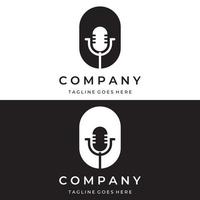 design de vetor de modelo de logotipo de podcast com áudio de microfone moderno e moderno. podcasts para estúdio, entrevista, multimídia e web.