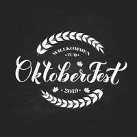 letras de mão de caligrafia oktoberfest no fundo do quadro-negro. tradicional festival de cerveja da Baviera. modelo vetorial fácil de editar para o seu design de logotipo, pôster, banner, panfleto, sinal, convite. vetor