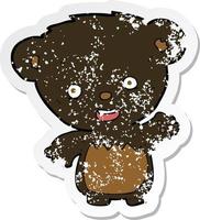 adesivo retrô angustiado de um filhote de urso preto de desenho animado acenando vetor