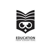 ícone do logotipo do livro aberto acima da cabeça da coruja. vetor