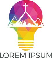 cruz batista no design do logotipo da montanha. cruz em cima da montanha e logotipo em forma de lâmpada. vetor