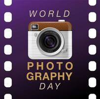 cartaz do dia mundial da fotografia com a câmera na tira de filme vetor