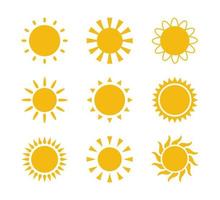 sol amarelo liso com ícones de raios em vários projetos. ícones de silhueta de sol. sinais climáticos gráficos. símbolo de calor, calor e clima. conjunto de ilustrações vetoriais isolado no fundo branco vetor