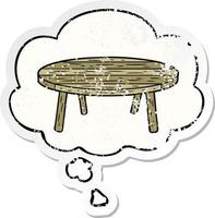 mesa de desenho animado e balão de pensamento como um adesivo desgastado vetor