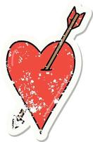 tatuagem de adesivo angustiado em estilo tradicional de uma flecha e coração vetor