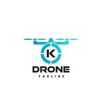 k arte do logotipo da letra inicial para a loja de drones. logotipo para loja de drones, logotipo de drone com inicial. vetor