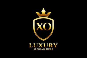 logotipo de monograma de luxo elegante xo inicial ou modelo de crachá com pergaminhos e coroa real - perfeito para projetos de marca luxuosos vetor