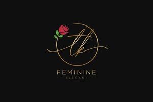 monograma de beleza de logotipo feminino inicial tk e design de logotipo elegante, logotipo de caligrafia de assinatura inicial, casamento, moda, floral e botânico com modelo criativo. vetor